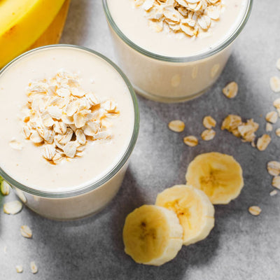 Smoothie con avena y plátano para calmar la piel con rosácea